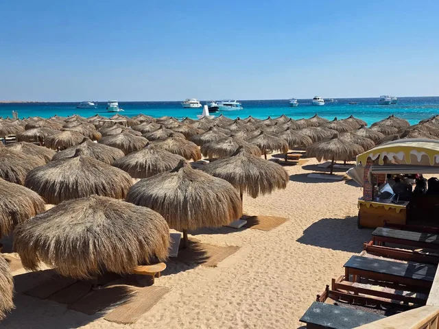 Hula Hula Island Yacht Tour from Hurghada with Lunch — photo 3
