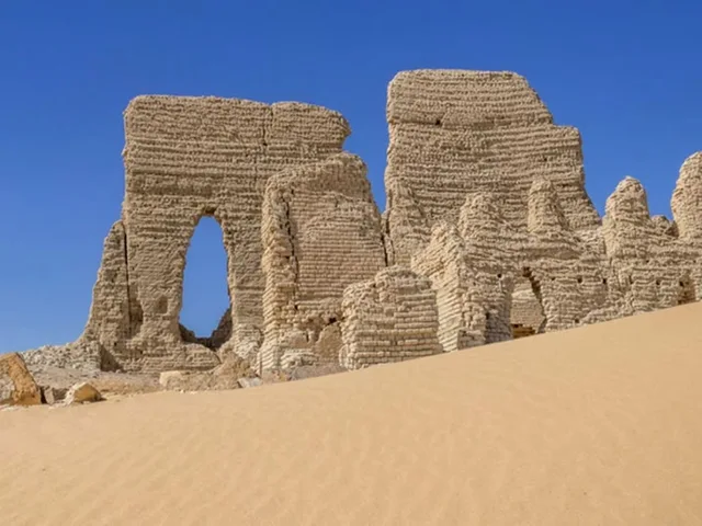 Wadi Hitan & Wadi El Rayan Waterfalls Tour from Cairo — photo 12