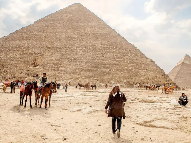 Giza Pyramids & Sphinx Half-Day Tour from Cairo — photo 13